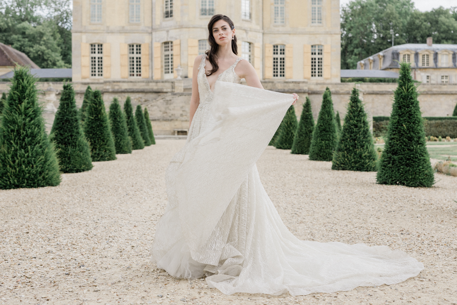 A glamorous bride at Château de Villette